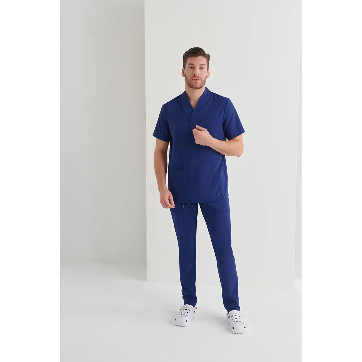Chaqueta sanitaria hombre Monza Vela 21.26 1 Chaqueta sanitaria hombre Monza Vela 21.26 - Marino - frontal con persona