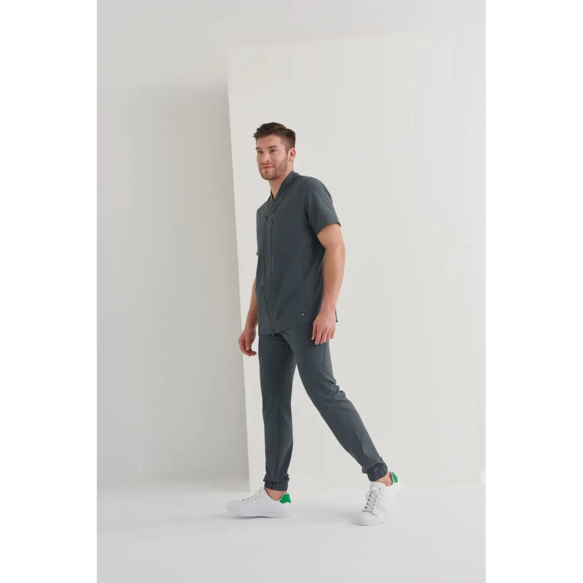 Chaqueta sanitaria hombre Monza Vela 21.26 4 Chaqueta sanitaria hombre Monza Vela 21.26 - Gris medio - lateral con persona