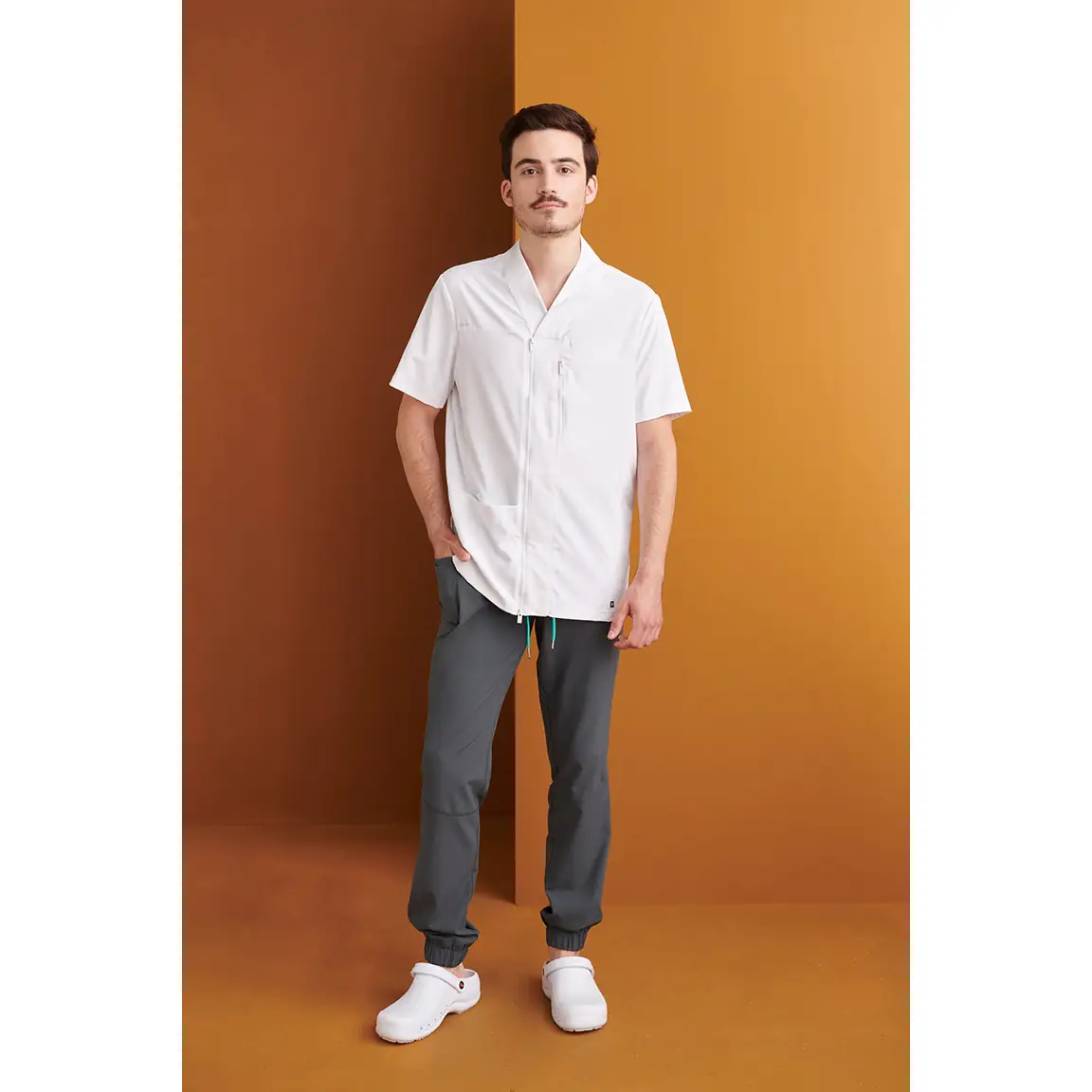 Chaqueta sanitaria hombre Monza Vela 21.26 2 Chaqueta sanitaria hombre Monza Vela 21.26 - Blanco - frontal con persona