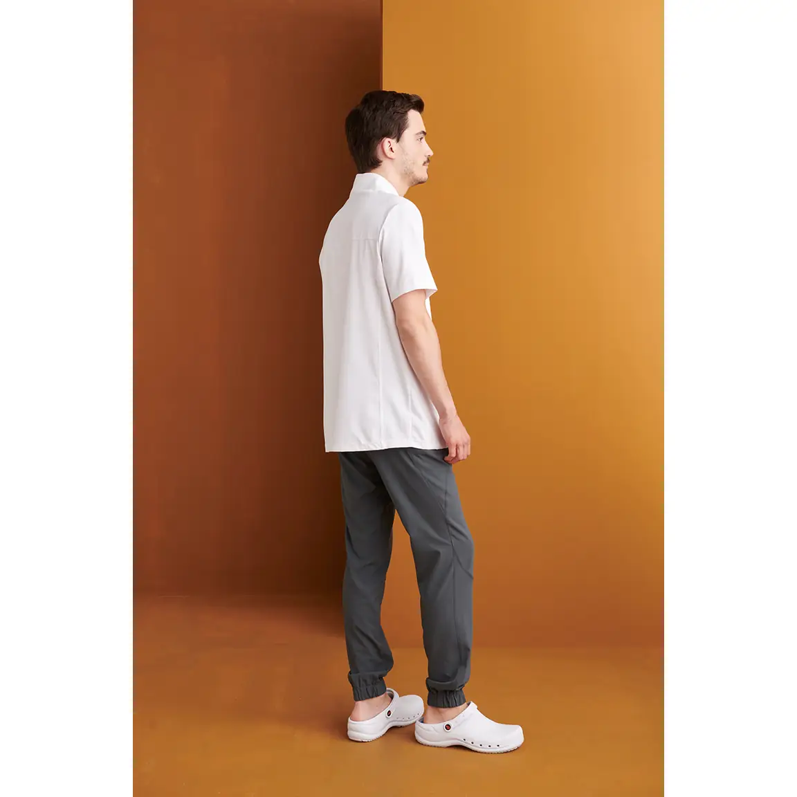 Chaqueta sanitaria hombre Monza Vela 21.26 3 Chaqueta sanitaria hombre Monza Vela 21.26 - Blanco - lateral con persona