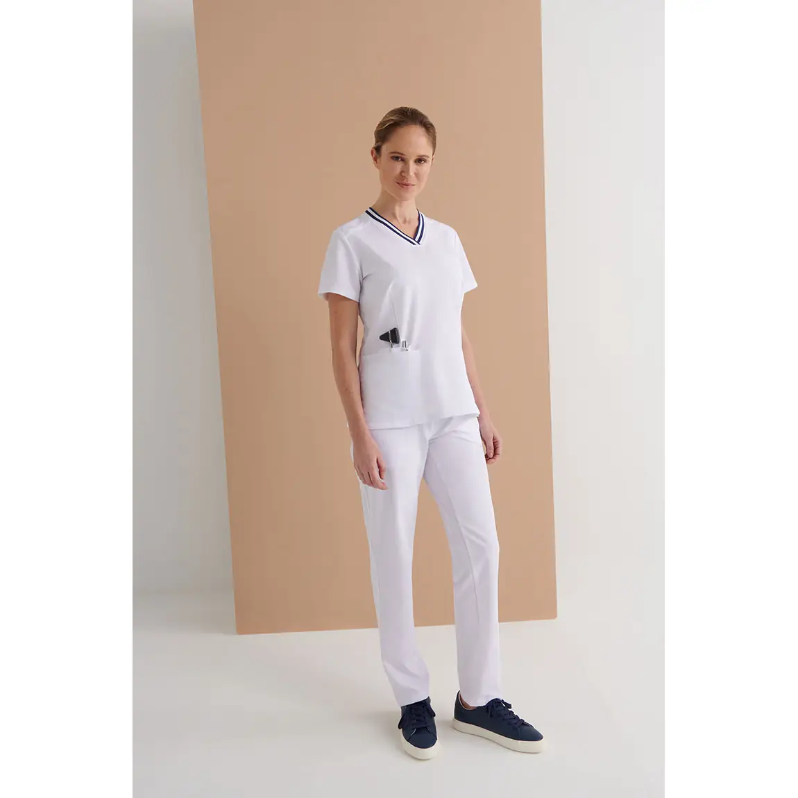 Pantalón sanitario mujer Monza Volans 12.02 1 Pantalón sanitario mujer Monza Volans 12.02 - Blanco - frontal con persona