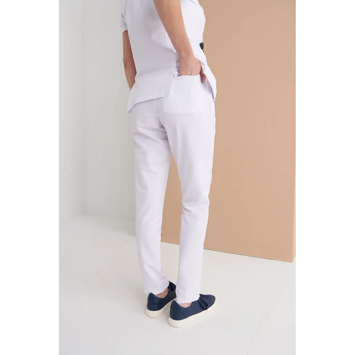 Pantalón sanitario mujer Monza Volans 12.02 3 Pantalón sanitario mujer Monza Volans 12.02 - Blanco - vista posterior o lateral con persona