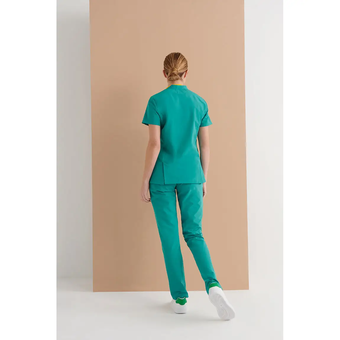 Pantalón sanitario mujer Monza Volans 12.02 4 Pantalón sanitario mujer Monza Volans 12.02 - Verde pizarra - vista posterior o lateral con persona