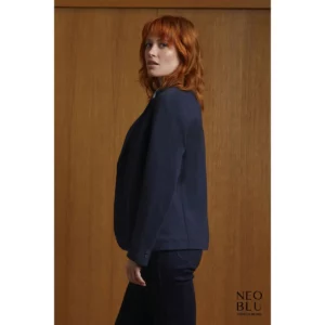 Americana de piqué mujer NEOBLU MARCEL WOMEN 03170, vista trasera con modelo.