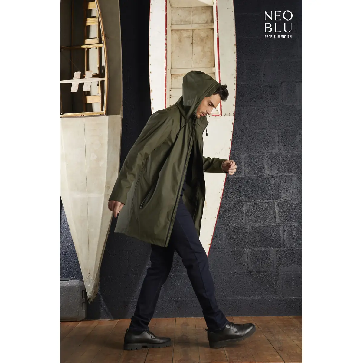 Chaqueta impermeable hombre NEOBLU ANTOINE MEN 03174 2 Chaqueta impermeable hombre NEOBLU ANTOINE MEN 03174, vista lateral con modelo.