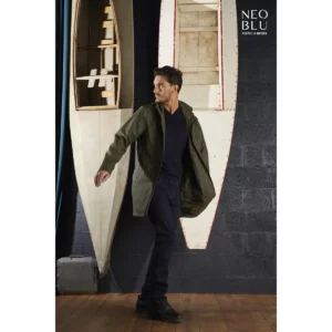 Chaqueta impermeable hombre NEOBLU ANTOINE MEN 03174, vista con modelo y chaqueta abierta.
