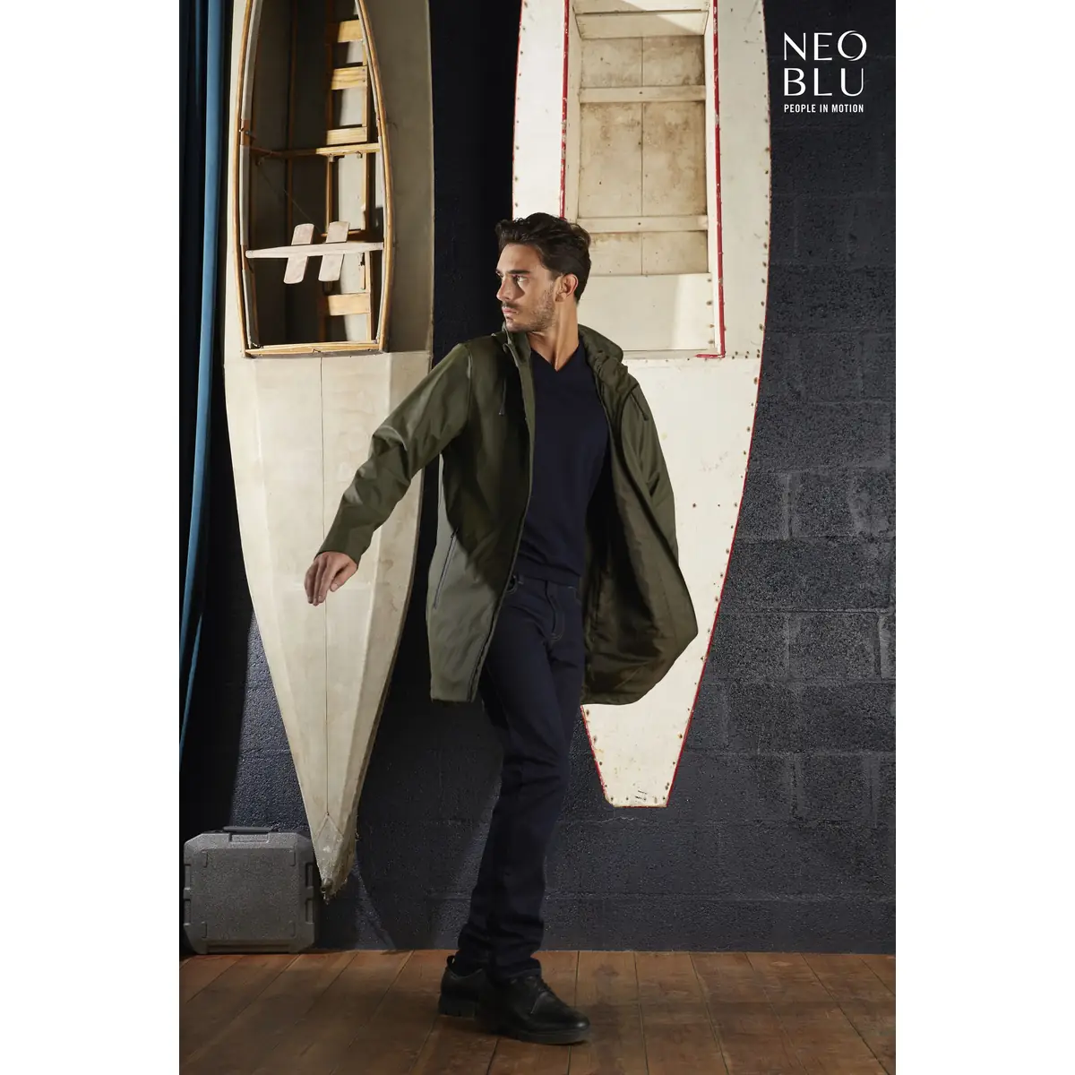 Chaqueta impermeable hombre NEOBLU ANTOINE MEN 03174 6 Chaqueta impermeable hombre NEOBLU ANTOINE MEN 03174, vista con modelo y chaqueta abierta.