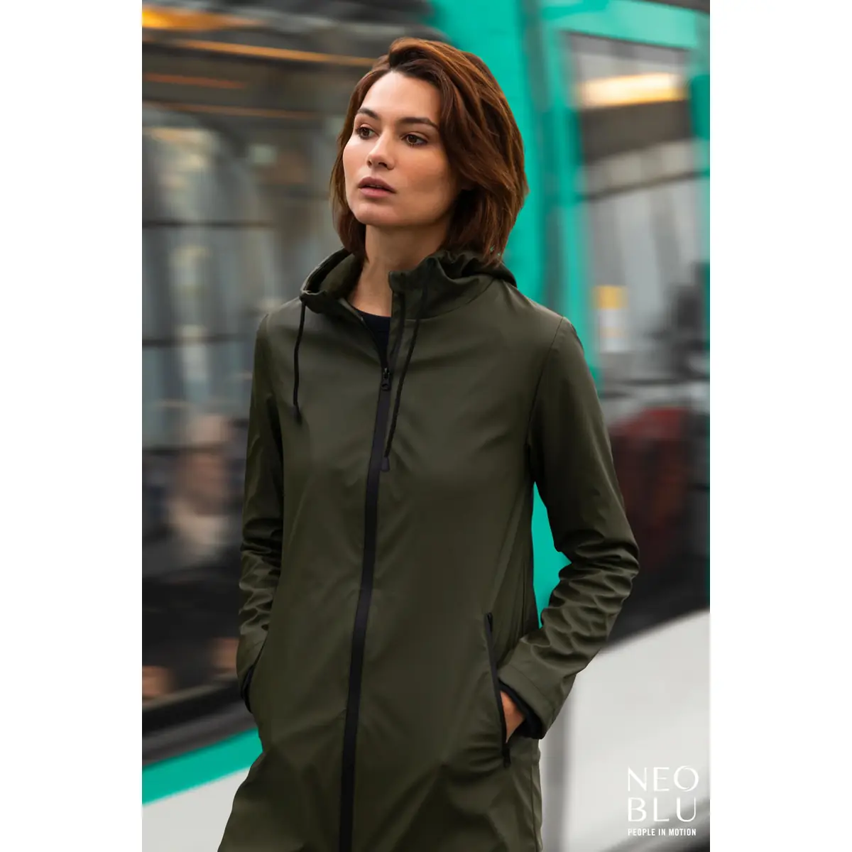 Chaqueta impermeable mujer NEOBLU ANTOINE WOMEN 03175 1 Chaqueta impermeable mujer NEOBLU ANTOINE WOMEN 03175, vista con modelo.