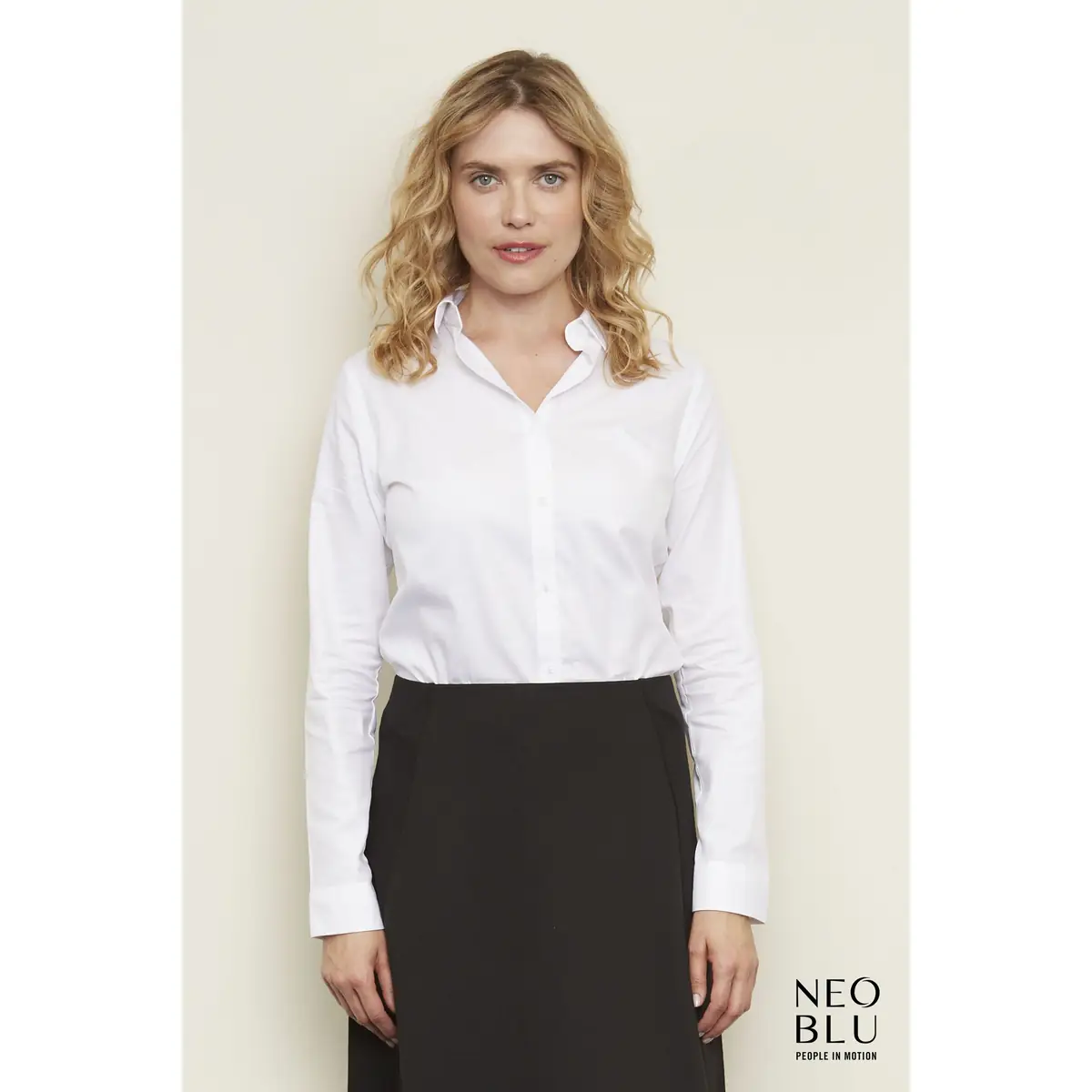 Camisa sin planchado mujer NEOBLU BLAISE WOMEN 03183 1 Camisa sin planchado mujer NEOBLU BLAISE WOMEN 03183, vista con modelo.