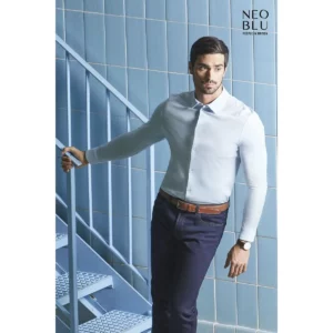 Camisa de algodón hombre NEOBLU BALTHAZAR MEN 03198, vista con modelo en exterior.