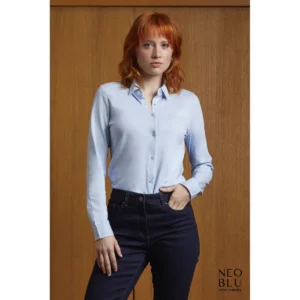 Camisa de algodón mujer NEOBLU BALTHAZAR WOMEN 03199, vista con modelo en azul claro.
