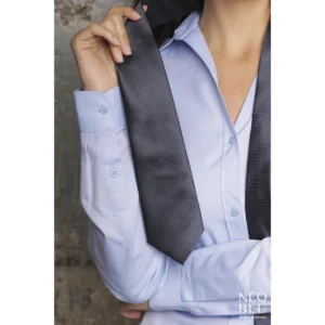 Corbata NEOBLU TOMMY llevada con camisa azul, detalle con modelo.