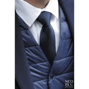 Corbata de jacquard NEOBLU TEODOR, detalle frontal con modelo.