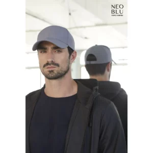 Gorra NEOBLU TOM de seis paneles, vistas frontal y posterior con modelos.