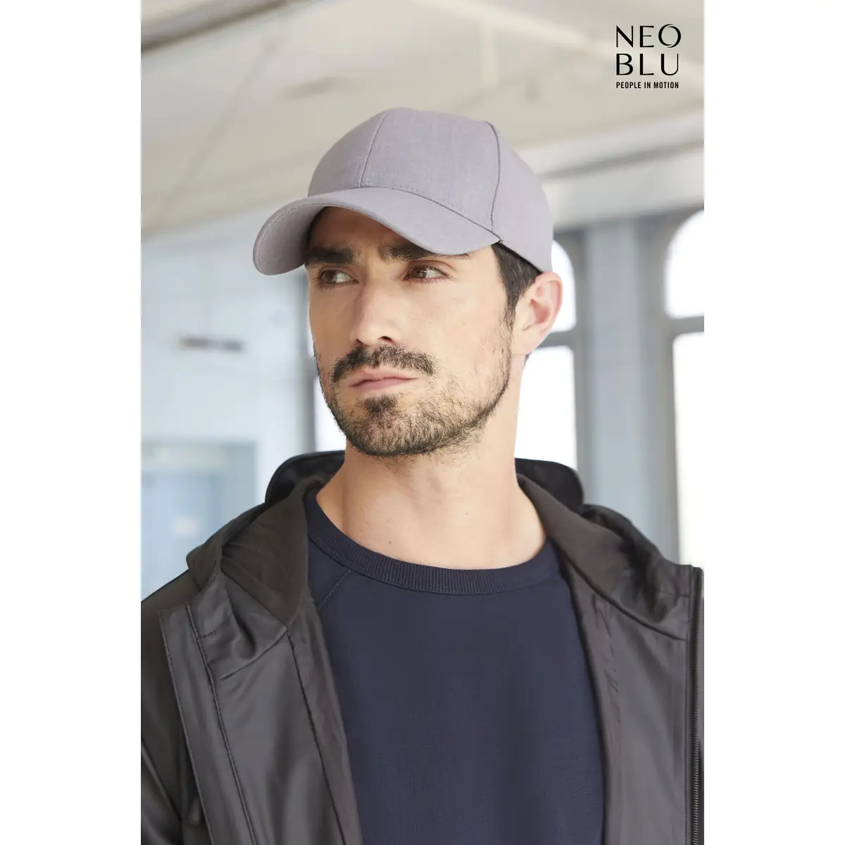 Gorra de seis paneles NEOBLU TOM 03204 2 Gorra NEOBLU TOM con visera precurvada, vista de tres cuartos con modelo.