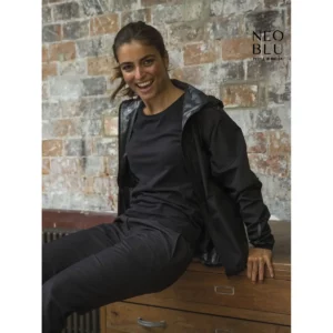 Cortavientos unisex NEOBLU ANDREA 03781, vista con modelo.