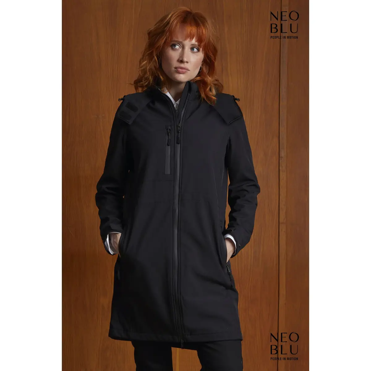Softshell largo mujer NEOBLU ACHILLE WOMEN 03794 2 Softshell largo mujer NEOBLU ACHILLE WOMEN 03794, vista con modelo y manos en bolsillos.