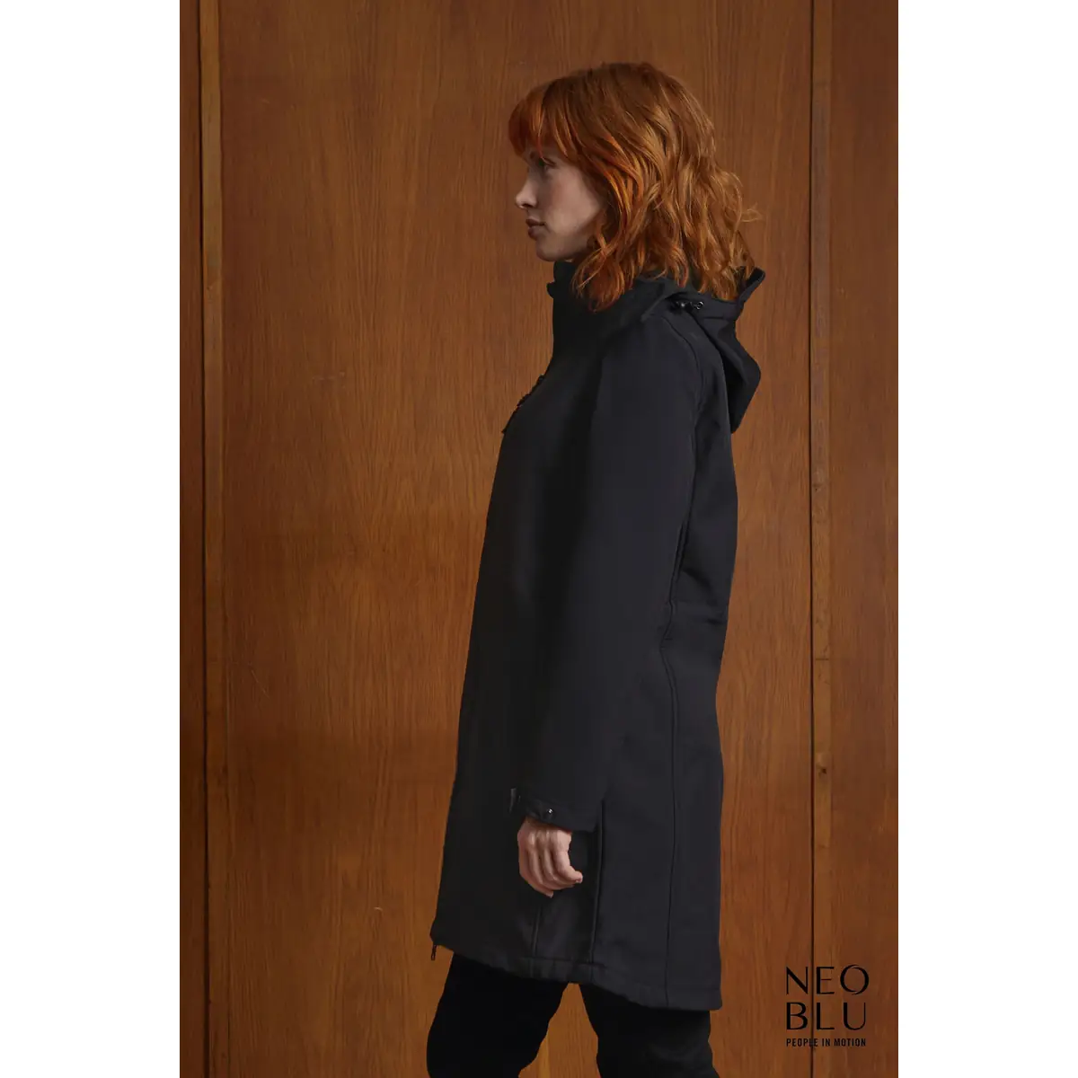 Softshell largo mujer NEOBLU ACHILLE WOMEN 03794 5 Softshell largo mujer NEOBLU ACHILLE WOMEN 03794, vista lateral con modelo.