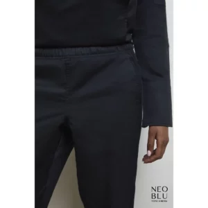 Pantalón cocina unisex NEOBLU EDMOND 04457, detalle de bolsillo con modelo.