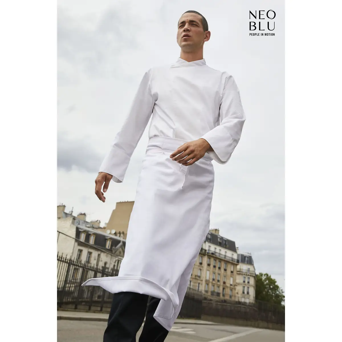 Chaquetilla cocina hombre NEOBLU EUGENE 04458 1 Chaquetilla cocina hombre NEOBLU EUGENE 04458, vista con modelo.