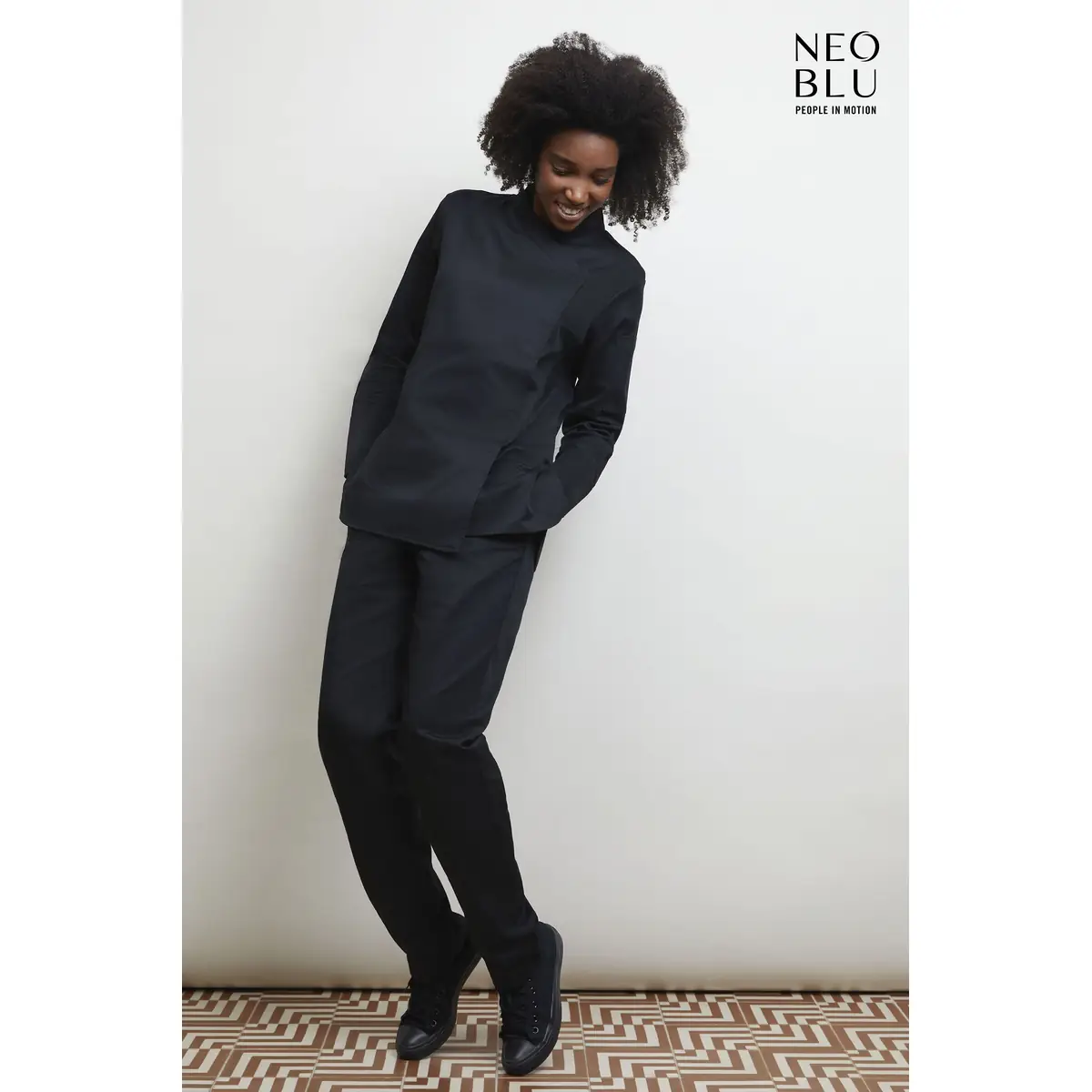Chaquetilla cocina mujer NEOBLU EUGENIE 04459 2 Chaquetilla cocina mujer NEOBLU EUGENIE 04459, vista con modelo.