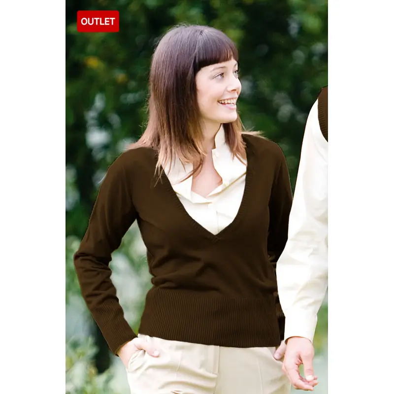 Jersey de mujer escote de pico Norvil 10 4 Jersey de mujer escote de pico Norvil 10 en chocolate, vista de tres cuartos, sobre modelo.