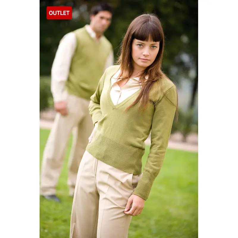 Jersey de mujer escote de pico Norvil 10 8 Jersey de mujer escote de pico Norvil 10 en verde oliva, vista de tres cuartos, sobre modelo.