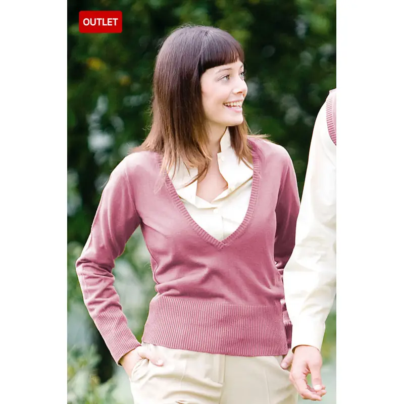 Jersey de mujer escote de pico Norvil 10 5 Jersey de mujer escote de pico Norvil 10 en cuarzo, vista de tres cuartos, sobre modelo.