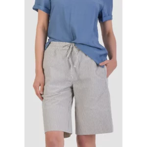 Bermuda seersucker unisex Norvil 100 en raya azulina, detalle de la prenda, sobre modelo.