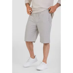 Bermuda seersucker unisex Norvil 100 en raya azulina, vista de tres cuartos, sobre modelo.