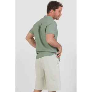 Bermuda seersucker unisex Norvil 100 en raya verde, vista trasera, sobre modelo.