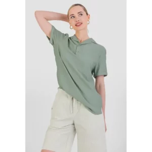 Bermuda seersucker unisex Norvil 100 en raya verde, vista frontal, sobre modelo.
