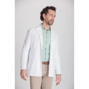Bata clínica de hombre Norvil 1005 en blanco, vista frontal, sobre modelo.