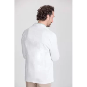 Bata clínica de hombre Norvil 1005 en blanco, vista trasera, sobre modelo.