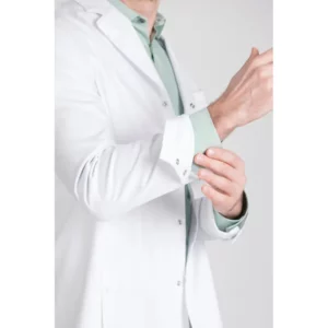 Bata clínica de hombre Norvil 1005 en blanco, detalle de la prenda, sobre modelo.