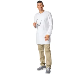 Bata ecológica de hombre Norvil 1006 en blanco, vista frontal, sobre modelo.