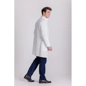 Bata clínica de hombre Norvil 1007 en blanco, vista de tres cuartos, sobre modelo.