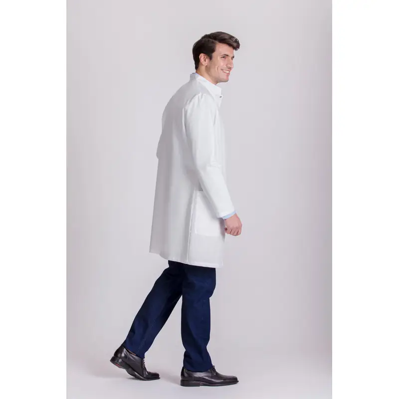Bata clínica de hombre Norvil 1007 2 Bata clínica de hombre Norvil 1007 en blanco, vista de tres cuartos, sobre modelo.