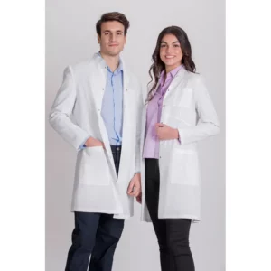 Bata clínica de hombre Norvil 1007 en blanco, vista frontal, con varias personas.