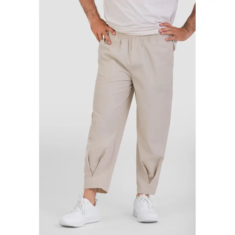 Pantalón unisex carrot fit Norvil 101 1 Pantalón unisex carrot fit Norvil 101 en crudo, vista frontal, sobre modelo.