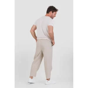Pantalón unisex carrot fit Norvil 101 en crudo, vista trasera, sobre modelo.