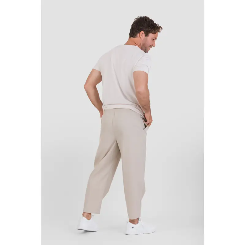 Pantalón unisex carrot fit Norvil 101 2 Pantalón unisex carrot fit Norvil 101 en crudo, vista trasera, sobre modelo.