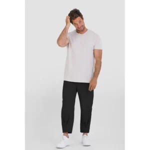 Pantalón unisex carrot fit Norvil 101 en negro, vista frontal, sobre modelo.