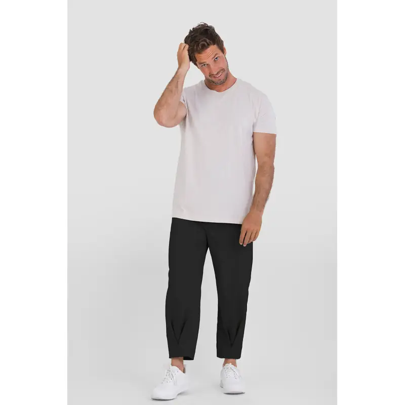 Pantalón unisex carrot fit Norvil 101 3 Pantalón unisex carrot fit Norvil 101 en negro, vista frontal, sobre modelo.