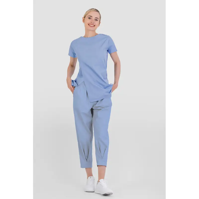 Pantalón unisex carrot fit Norvil 101 4 Pantalón unisex carrot fit Norvil 101 en azulón, vista frontal, sobre modelo.