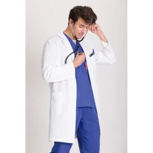 Bata clínica de hombre Norvil 1012 en blanco, vista frontal, sobre modelo.