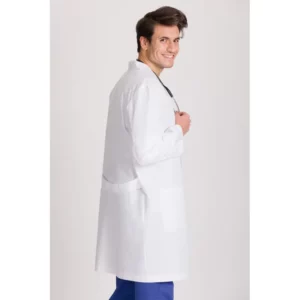 Bata clínica de hombre Norvil 1012 en blanco, vista de tres cuartos, sobre modelo.