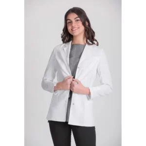 Bata clínica de mujer Norvil 1053 en blanco, vista frontal, sobre modelo.