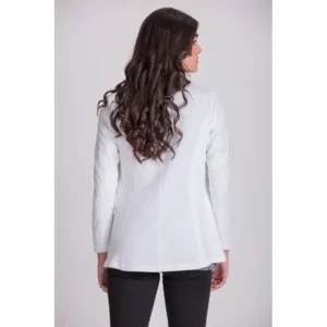 Bata clínica de mujer Norvil 1053 en blanco, vista trasera, sobre modelo.