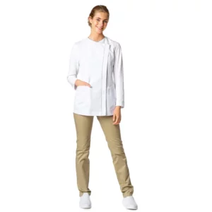 Bata ecológica de mujer Norvil 1056 en blanco, vista frontal, sobre modelo.